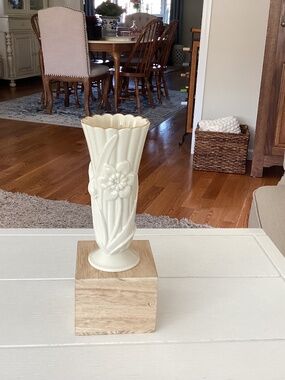 Lenox Daffodil Embossed Bud Vase
